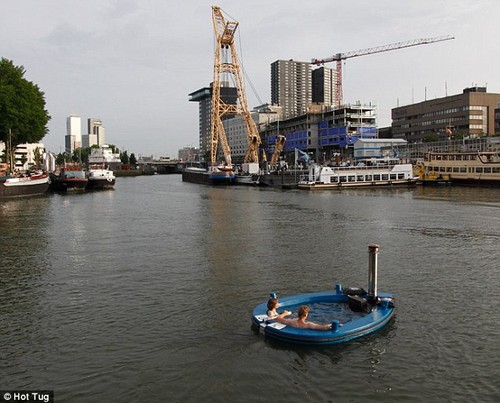 Hot Tug boat © SW